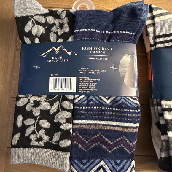 Two Blue Mountain Smooth Comfort Arch Support Crew Socks 6-Packs - Picture 3 of 8